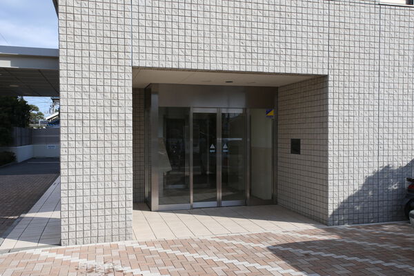 建物内部には、解放感あふれる明るいエントランスが続きます。