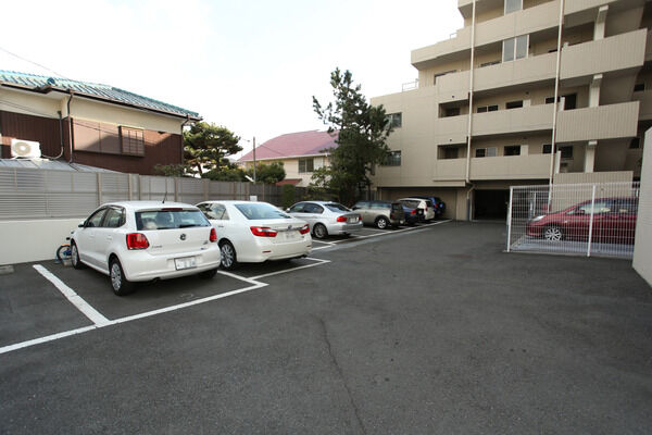 23戸分の駐車スペース。うち8台は、トランクルーム利用権付き屋内駐車場を設置。