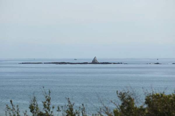 約200m（徒歩3分）の「茅ヶ崎東海岸」より烏帽子岩を望むことが可能です。