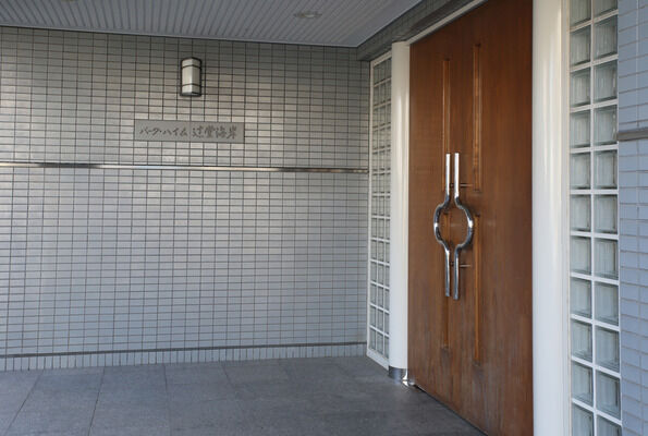 ドアを開けると、気品あふれる白い円柱に彩られたエントランスが広がります。