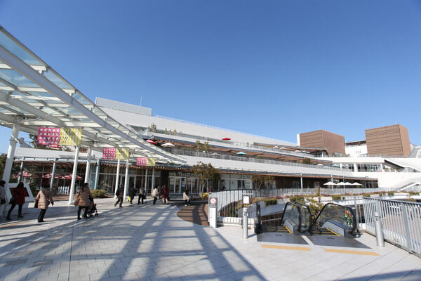 ショッピングモール「テラスモール湘南」は、約1,500m（徒歩19分）。