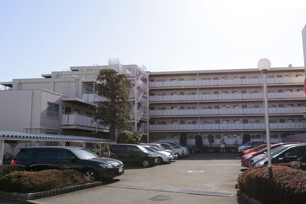 駐車場は2箇所敷地内に設置。計38台収容します。