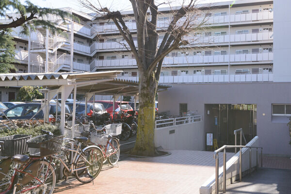 エントランスへと続くアプローチは下りの階段。隣にはスロープがあります。		