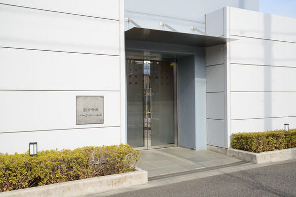 宅配ボックス、オートロックが設置されたエントランス。