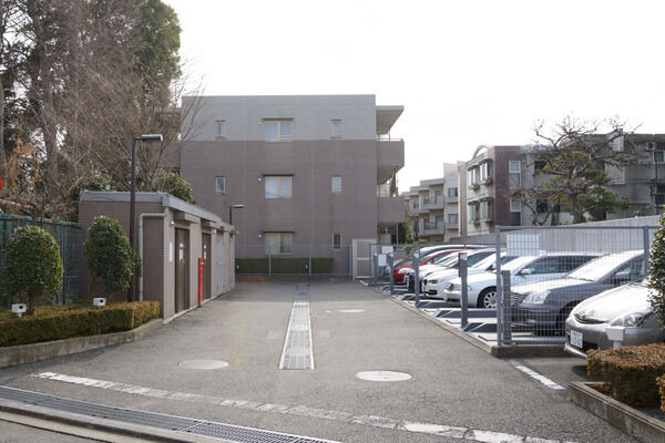 敷地内に設置された17台収容の2段式機械駐車場。