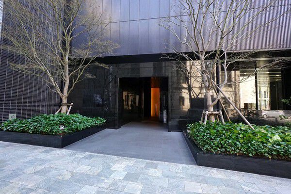 植栽と石を用いた上質な印象のエントランスは大人の散歩道をイメージ。		