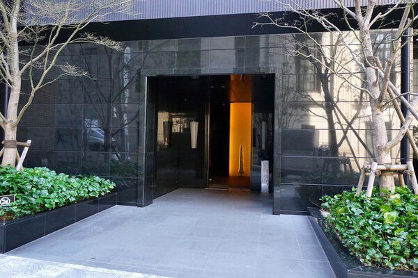 壁面は磨かれた石を用いており、明るい内装とのコントラストが空間を演出します。		