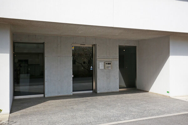 石の質感がホテルライクな雰囲気を醸し出す、良質のエントランス。