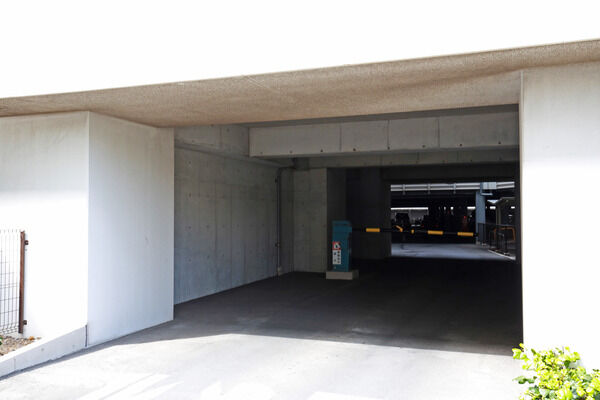 専用ゲートのある駐車場を敷地内に設置。