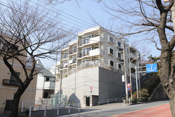 【パークノヴァ小金井南】閑静な住宅街の高台に佇む地上3階建て、総戸数14戸の小規模コミュニティ。		