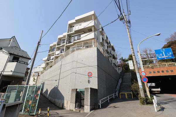 【パークノヴァ小金井南】青空に映える白亜の建物。南向きのベランダが日々のお洗濯を楽しくします。 【パークノヴァ小金井南】青空に映える白亜の建物。南向きのベランダが日々のお洗濯を楽しくします。