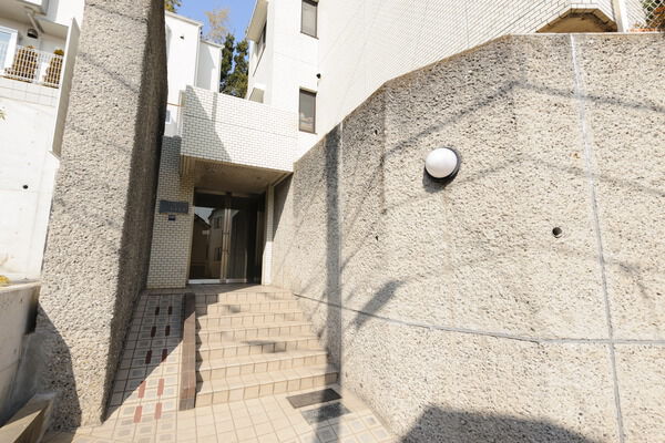 質感ある石壁がお洒落感を高めるアプローチ。		