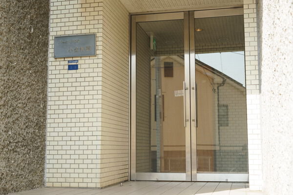 ガラス張りが解放感を高めるエントランスはオートロックシステムを採用。		