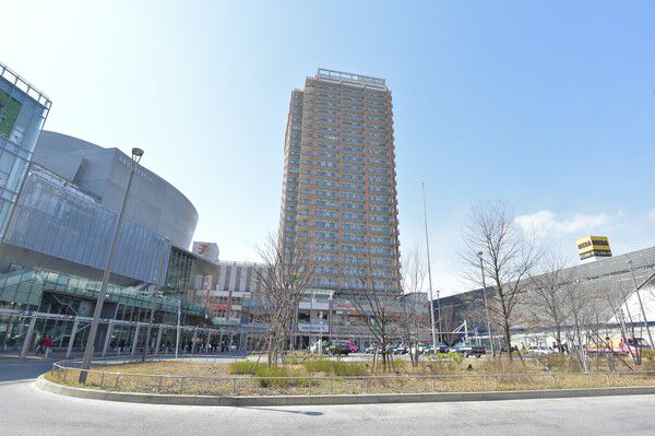 【プラウドタワー武蔵小金井】ひときわ目立つ外観意匠は周辺建物の中でも存在感があります。		