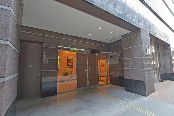 ご家族やゲストを出迎えてくれる重厚なエントランス。		