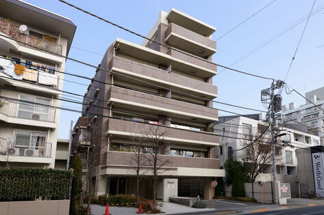 地上7階建。敷地奥に地上3階建ての建物もあり2棟プランとなっています。