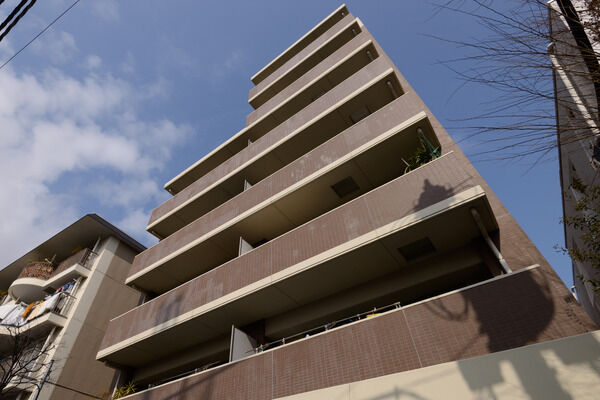 【パークホームズ吉祥寺北町三丁目】爽やかなホワイトと落ち着きのあるブラウンの美しいコントラストの外観。