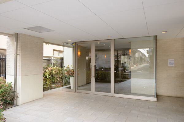 エントランスは落ち着きのあるシンプルなデザインです。