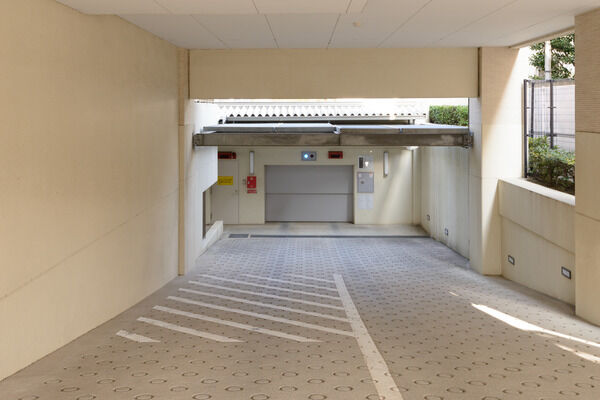 歩車分離の地下駐車場。