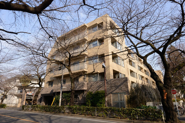 【パークホームズ吉祥寺北町】居室が共有廊下に面さないようプライバシーに配慮し、エレベーターを3基設置。