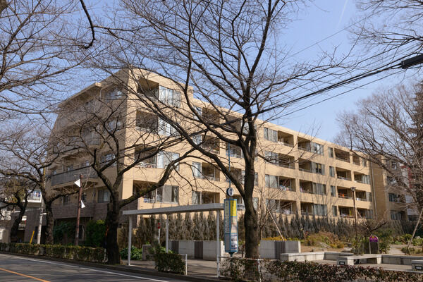 【パークホームズ吉祥寺北町】ヨーロッパの伝統を漂わす趣あるエントランス＆コリドー。