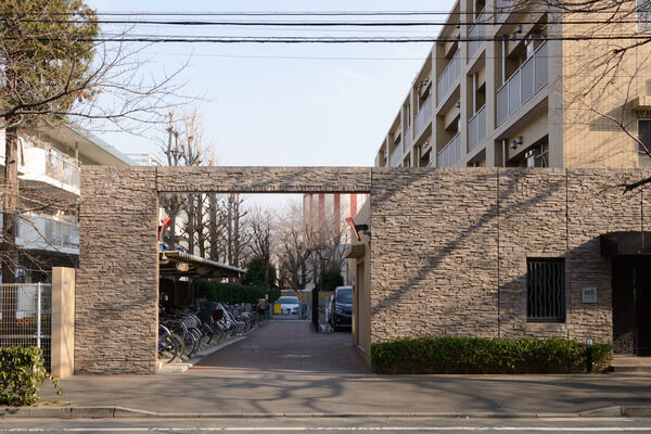 敷地内には、12台収容の機械式駐車場、59台収容の自転車置場を設置。