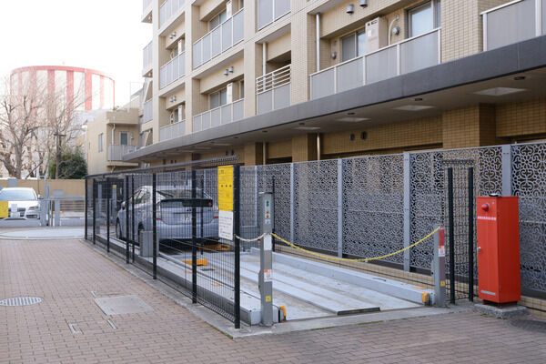 12台収容の駐車場は、機械式を採用。