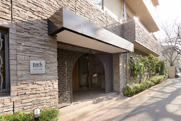 エントランスを抜けると、美しい幻影的なアートを生み出す共有廊下に続きます。