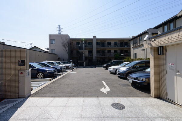 ゆとりの広さを確保した平置き駐車場。		