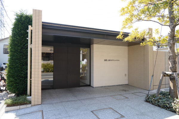 十分な奥行きを贅沢にとった落ち着きあるエントランスアプローチ。		