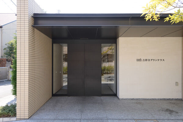 質感の違う3種類のタイルと扉のコントラストが洗練されたイメージ。		