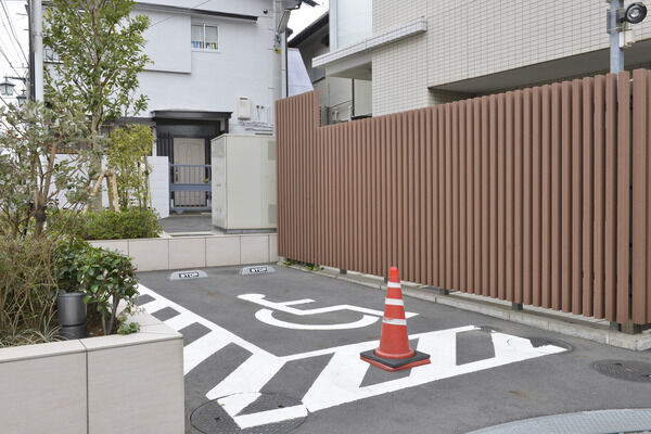 身障者用駐車場は使いやすい平置式。スペースにはゆとりを持たせました。		