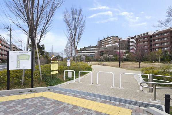 豊かな緑でリフレッシュ。「桃井原っぱ公園」まで約600m（徒歩8分）。		