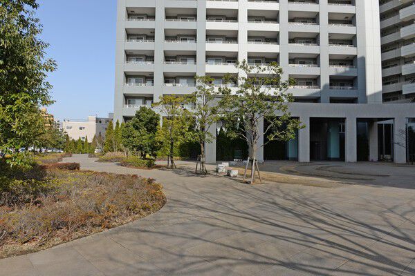 エントランス前はちょっとした広場になっています。		