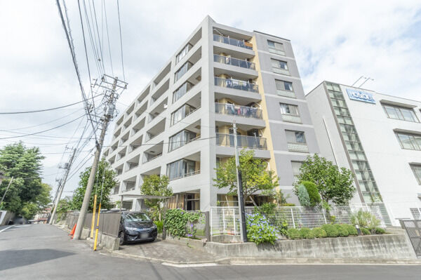 【パークハウス横浜新子安】建物の足元には、柔らかな印象と潤いある暮らしを演出するよう植栽を配置。
