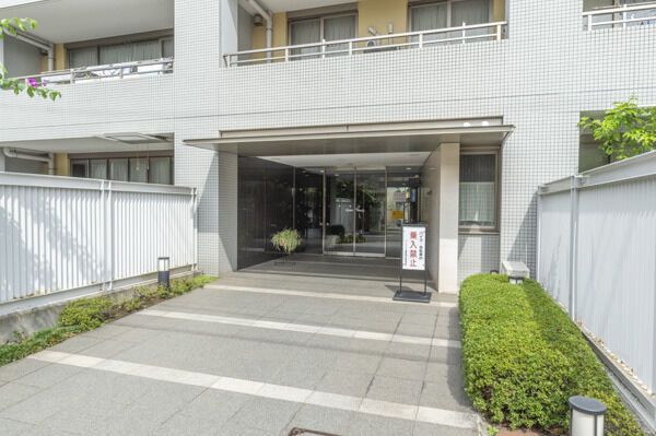 安全を配慮した段差のないフラットなアプローチ。