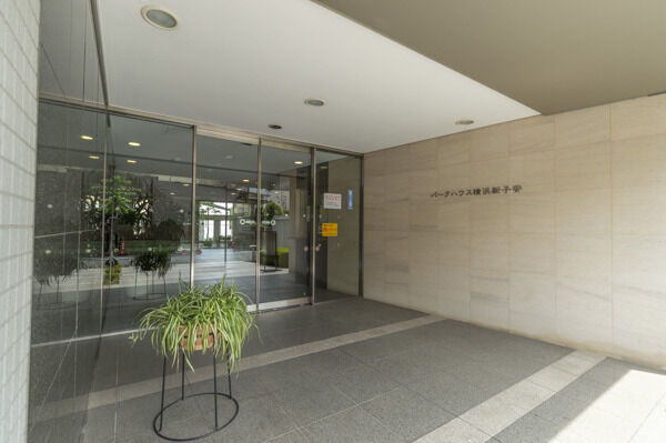 モダンで洗練されたしなやかな印象のエントランス。