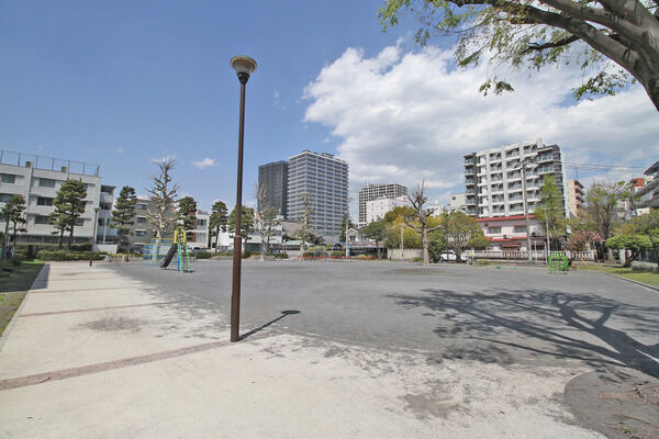 東神奈川公園　現地より約100m