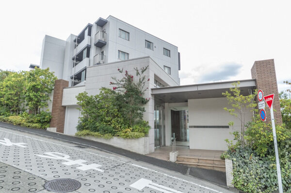 【ザ・パークハウス横浜上永谷】高台の閑静な住宅街に佇む地上7階建マンション。