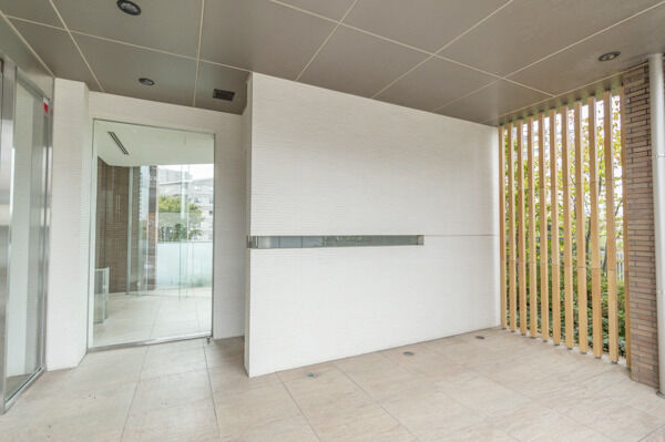 エントランスの先は壁一面ガラス面の明るいエントランスホールへ続きます。