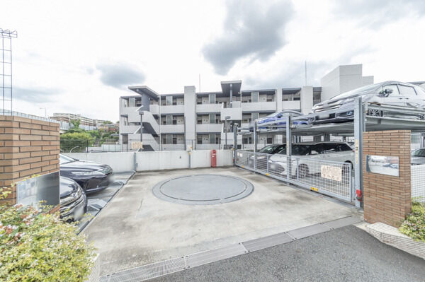 敷地内駐車場。