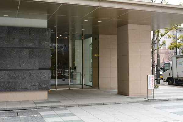 御影石をあしらったエントランスが上質な迎賓空間を演出。		