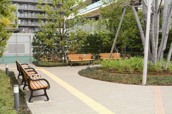 出会いと憩いの場を演出するベンチを備えた広場。		