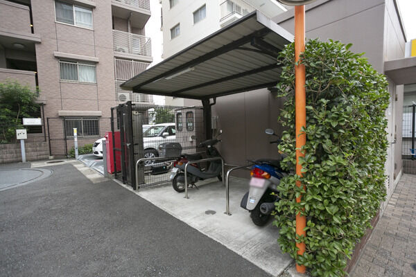 車体を雨・風から守るバイク置場。