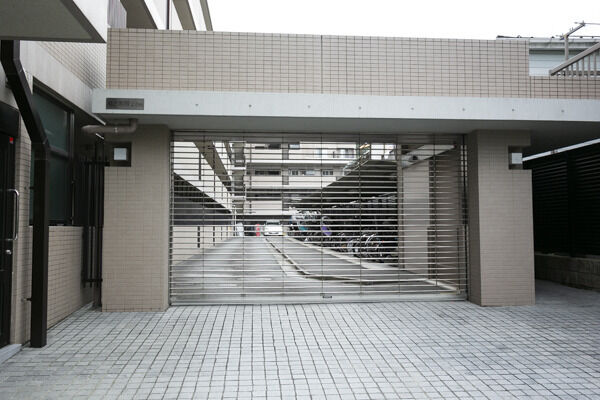 リングシャッターゲートの駐車場出入口。