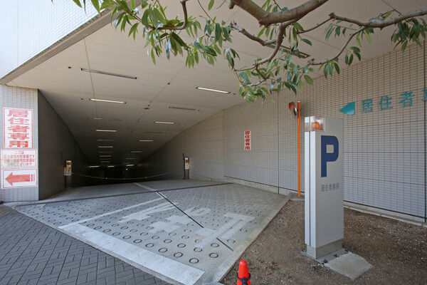 駐車場は地下1階、駐輪場は地下1・2階に配置。 駐車場は地下1階、駐輪場は地下1・2階に配置。