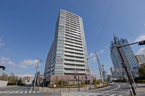 角地に堂々とそびえ立つ地上22階、地下1階、総戸数110戸の高層マンション。		