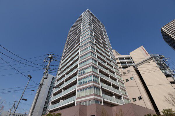【川崎ゲートタワー】南東方向から見た外観。角地に建っているため採光、眺望ともに優れている。		
