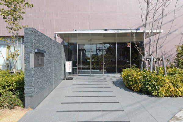 重厚感ある石壁が迎える気品あるエントランス。		