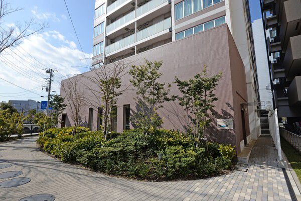 建物脇には屋内駐輪場が整備されている。		